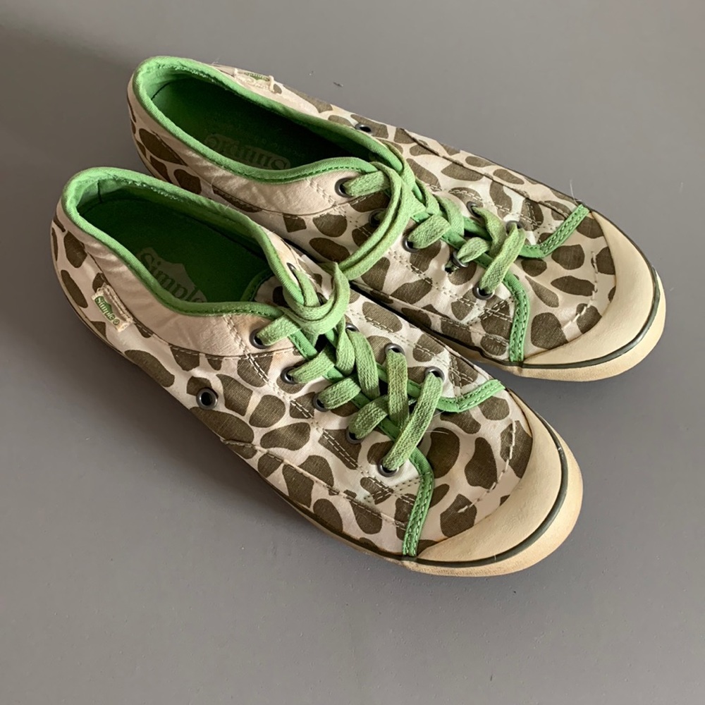 Super cute Simple sneakers